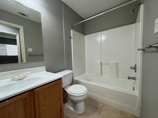 Building Photo - Newly Renovated Duplex in NE San Antonio!