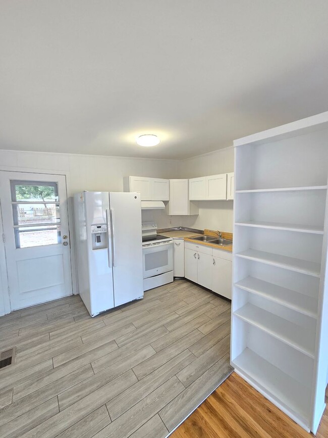 Building Photo - SUNSET PARK - **MOVE IN SPECIAL: $500 OFF ...