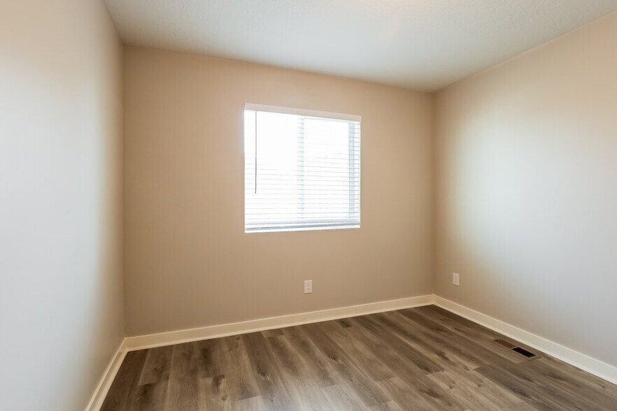 Building Photo - 5093 Summerdale Dr