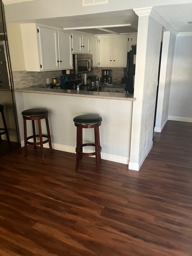 Building Photo - 1800 Club House Dr