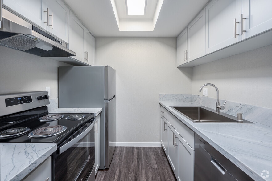 1BR, 1BA - 721SF - Kitchen - Amber Grove