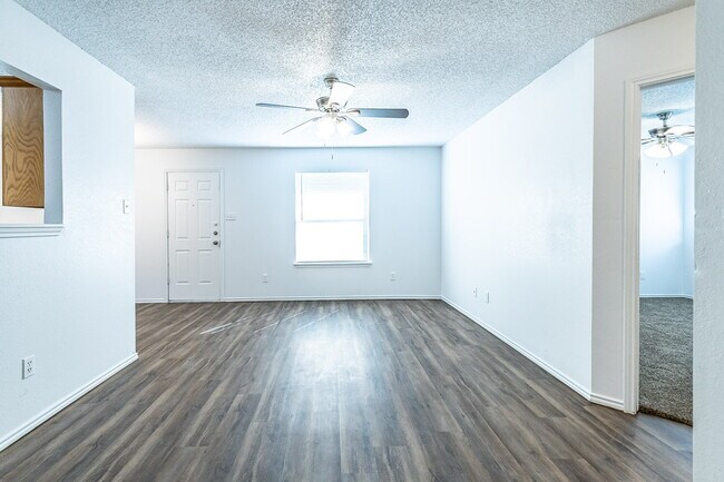 Building Photo - 2 Bedroom House w Large yard