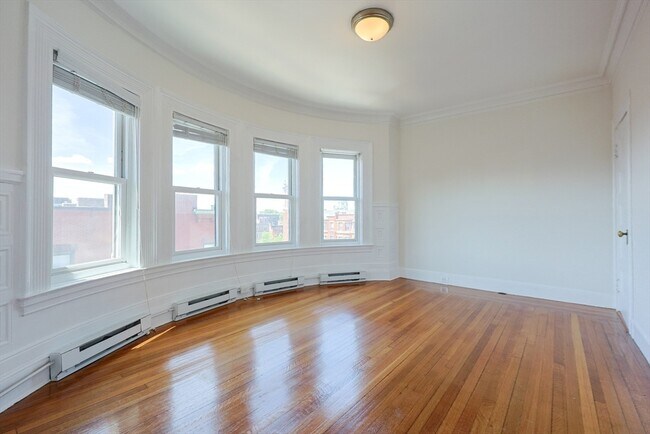 Building Photo - 857 Beacon St