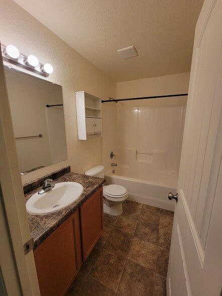 Main Bathroom Upstairs - 5014 Rock Springs St