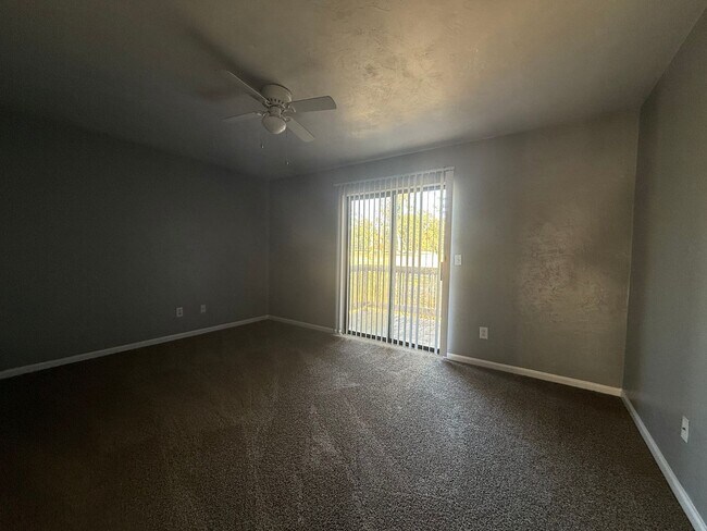 Building Photo - Upstairs unit on Hilaman Golf Course!