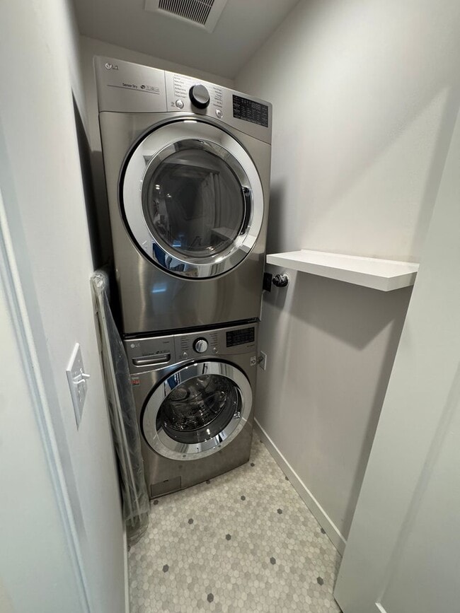 Building Photo - 2bd/1.75bs Seattle Townhouse
