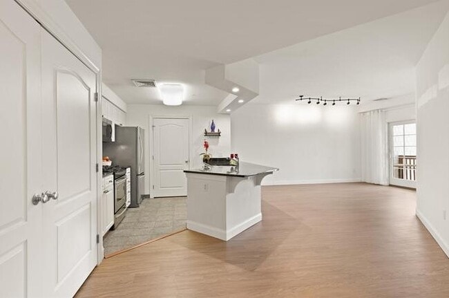 Building Photo - Commerce