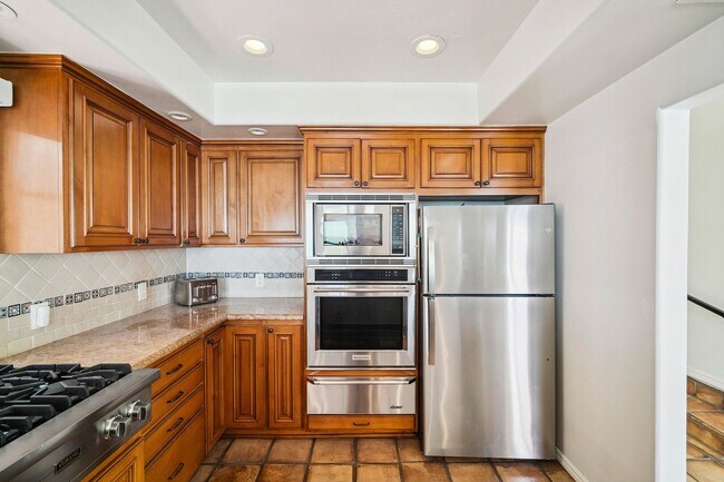 Building Photo - Dream home Located on the Bluff of Southwe...