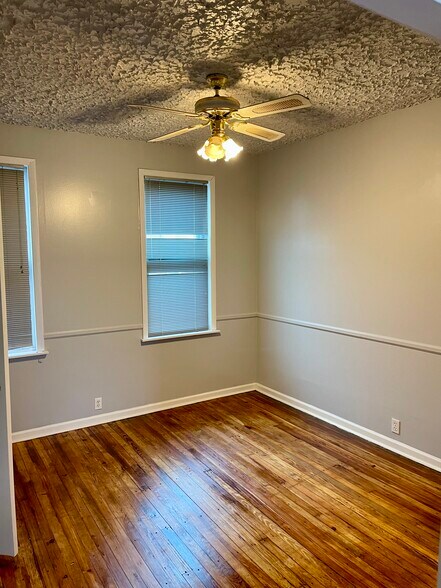Building Photo - 3020 Kenyon Ave