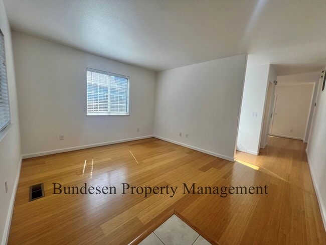 Building Photo - Lovely 3 bedroom duplex - Shown by appoint...