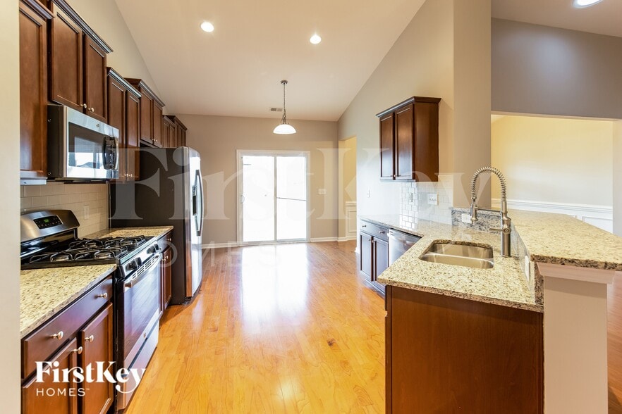 Building Photo - 647 Redbud Ln