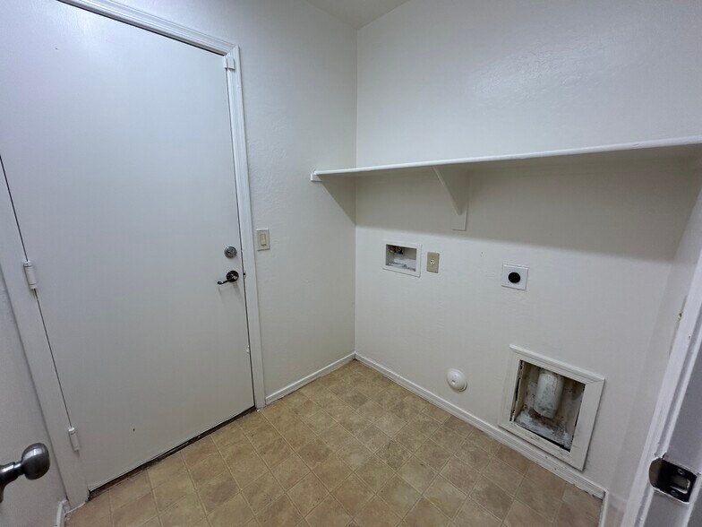 Building Photo - 7028 S 46th Dr