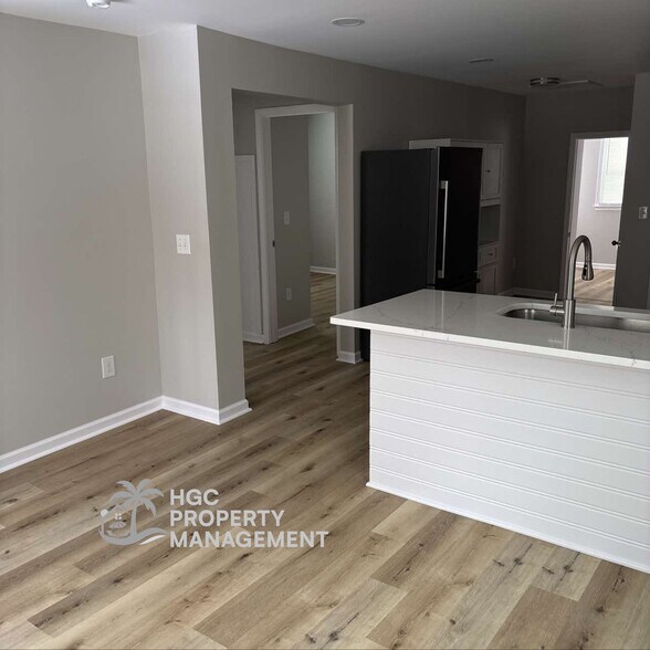 Building Photo - 404 Miles St