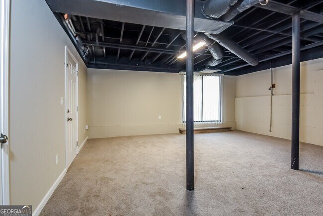 Building Photo - 584 Brooks St