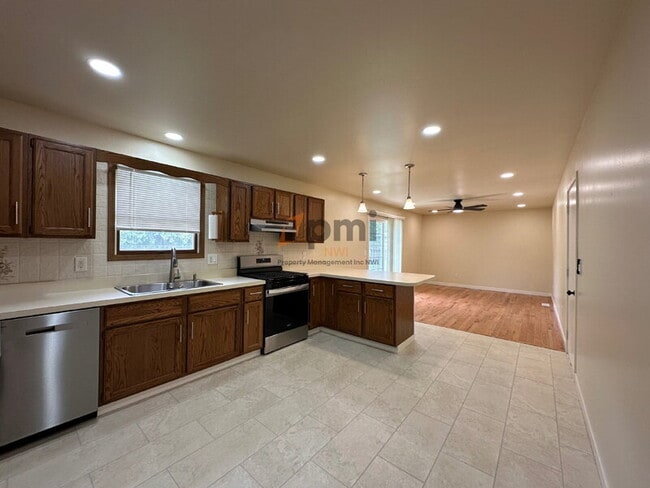 Building Photo - 2836 W 63rd Ln