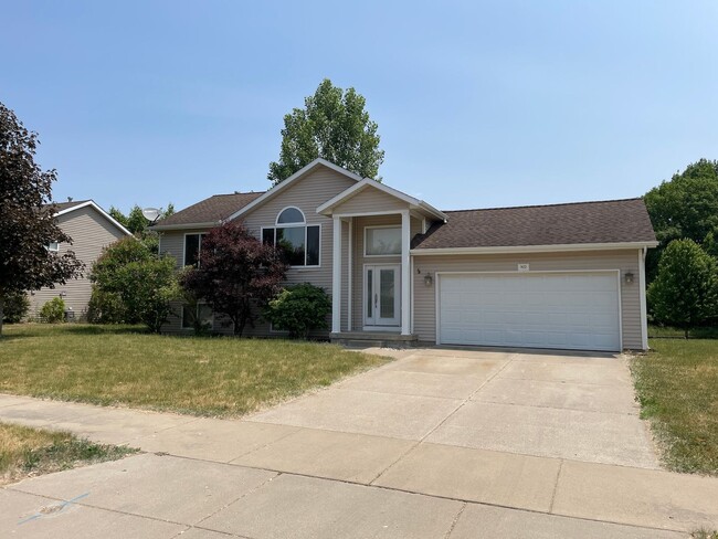Building Photo - Spacious 5-Bedroom Home on Quiet Cul-de-Sac – Northeast Grand Rapids – Pet Friendly!