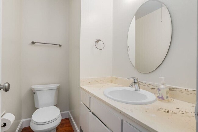 Building Photo - 1130 Fontana Dr