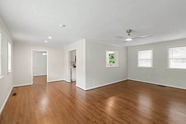 Building Photo - 5 Fairway Ln