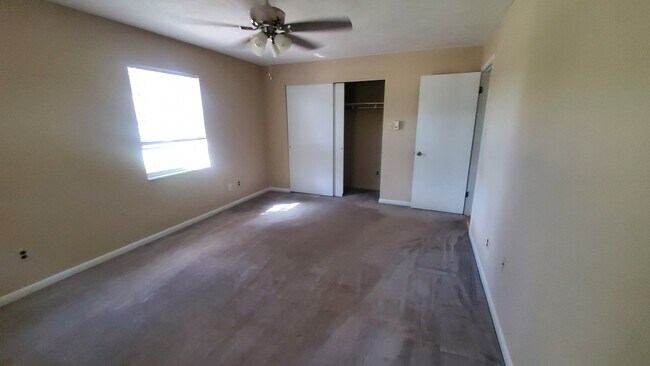 Building Photo - Large 3 Bedroom, 2.5 Bath with large Den and Family Room in Rainbows End, Dunnellon, FL