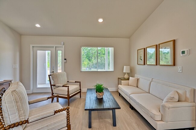 Building Photo - NEW HOME! 3/2  in Hawthorne