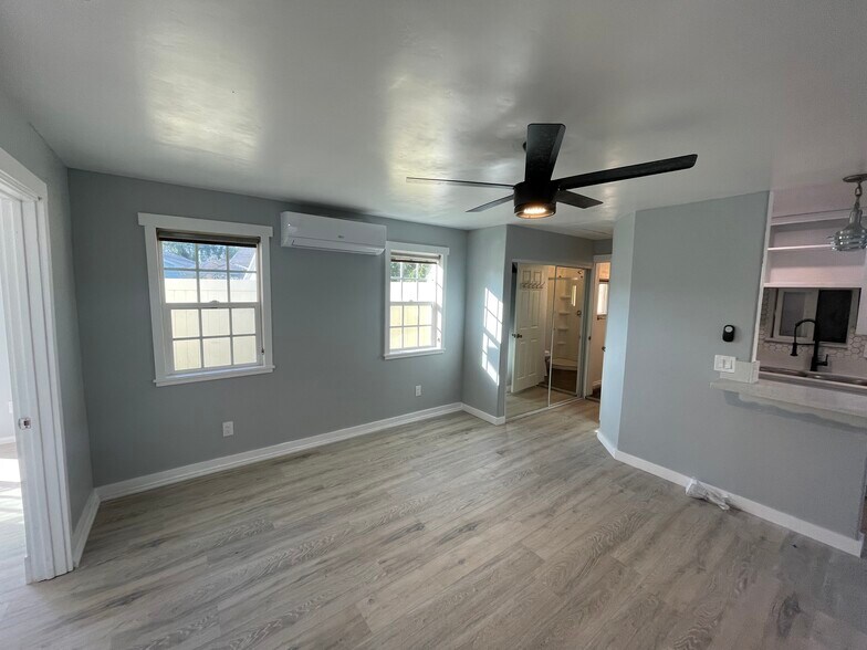 Living room - 610 W Manor Dr