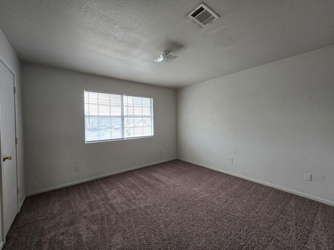 Building Photo - HUD / SECTION 8 ACCEPTED & READY FOR MOVE IN!