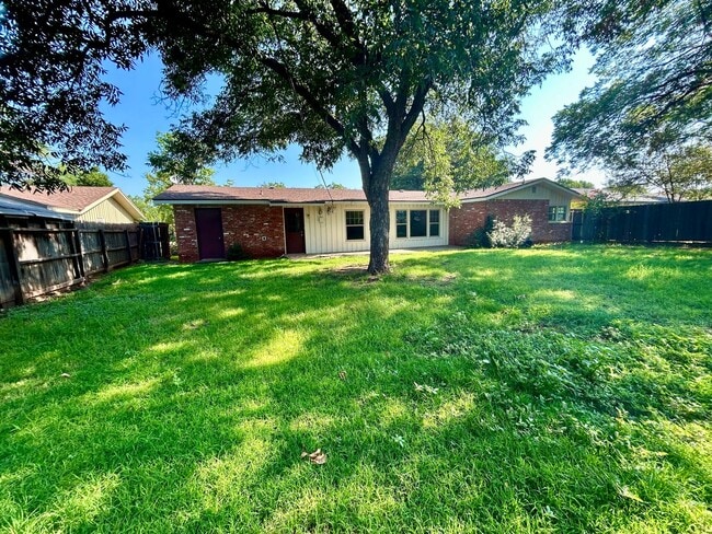 Building Photo - 3Bed/2Bath Available now!