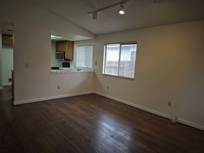 Building Photo - Adorable 3 bedroom 2 bath home