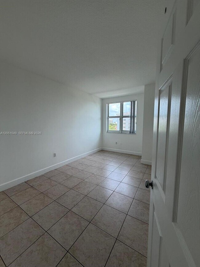 Building Photo - 50 Menores Ave