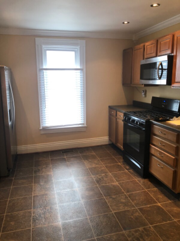 Building Photo - 553 Lilly Ave