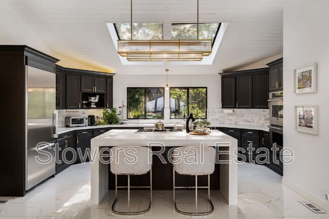 Building Photo - 357 La Casa Via