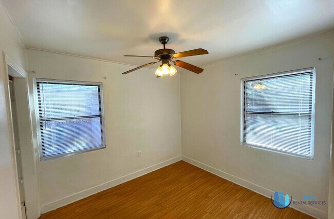 Building Photo - 3-bedroom, 1-bathroom house located in the...