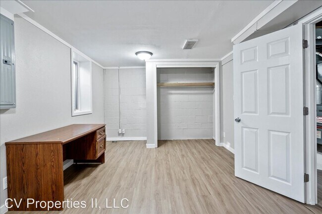 Building Photo - 4 br, 2 bath House - 1901 Iowa Street