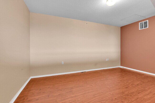 Building Photo - $2,195.00, 2 bed, 1 .5 bath located in Aur...