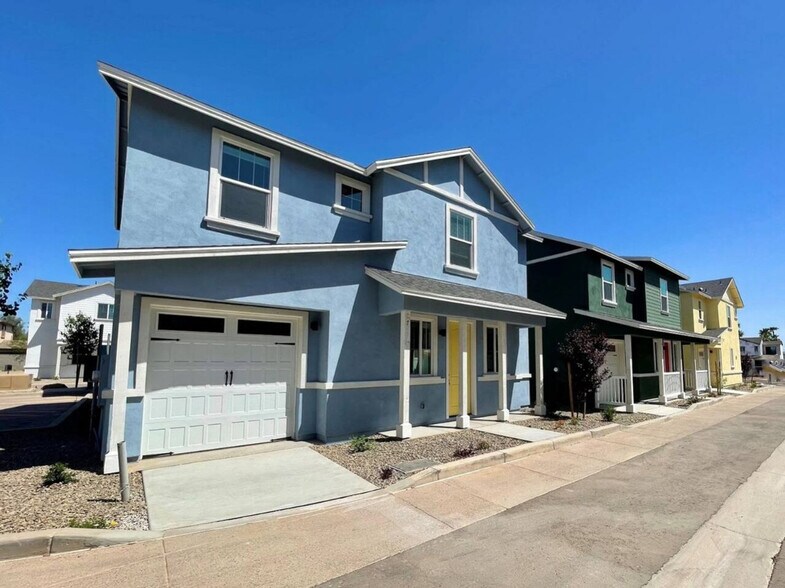 Building Photo - 817 E Roma Ave