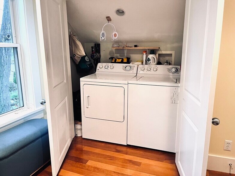 Building Photo - 44 Rockview St