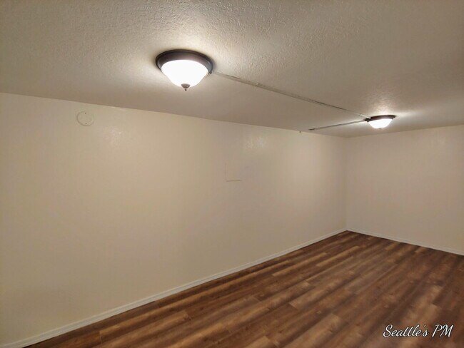 Building Photo - "Spacious 3-Bed Oasis with 2 Full Baths in Prime Seattle Location – 1800 Sq Ft of Comfort!"