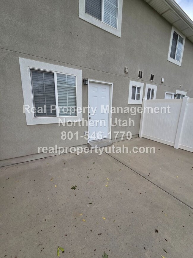 Building Photo - Cute 2 Bedroom Townhome in South Ogden Available
