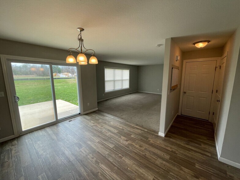 Building Photo - 15266 Delphinium Pl