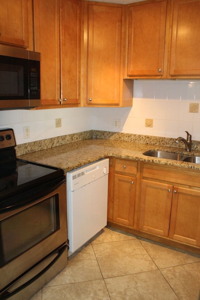 Building Photo - One bedroom condo beachside
