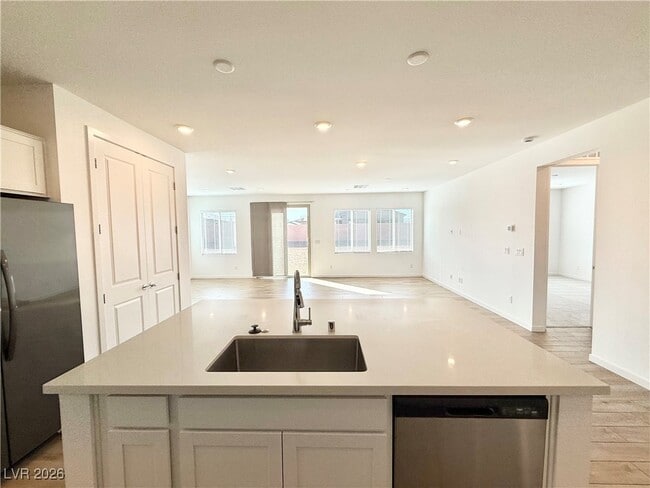 Building Photo - 5407 Splendido Ave