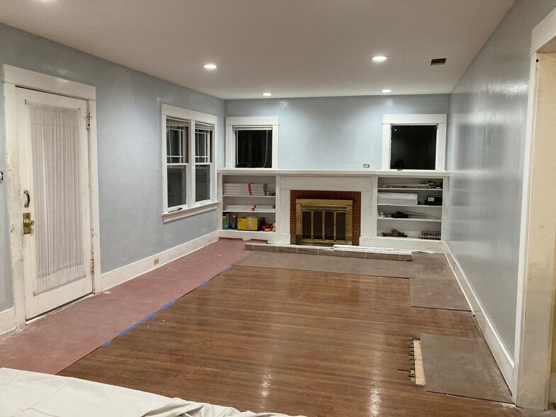 Living Room w/ Fireplace - 550 W 37th St