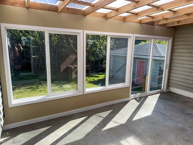 Building Photo - Pet-Friendly 3/2 Home Has A Spacious Layout & Recent Renovations Throughout!