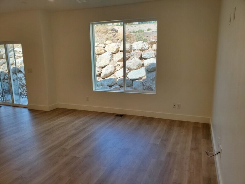 Building Photo - 980 W Vista Ridge Dr
