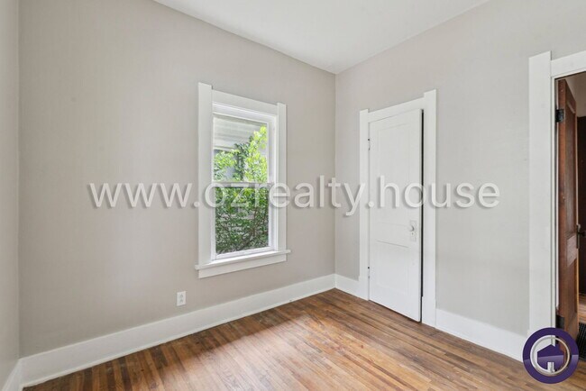 Building Photo - 2027 Berkshire Pl
