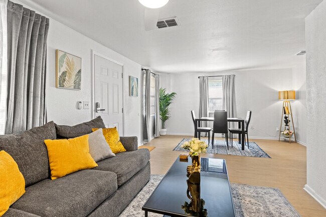 Building Photo - 3721 E Clifton St