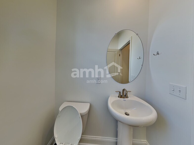 Building Photo - 228 Deanscroft Dr