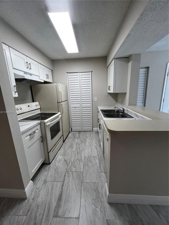 Building Photo - 1247 SW 46th Ave