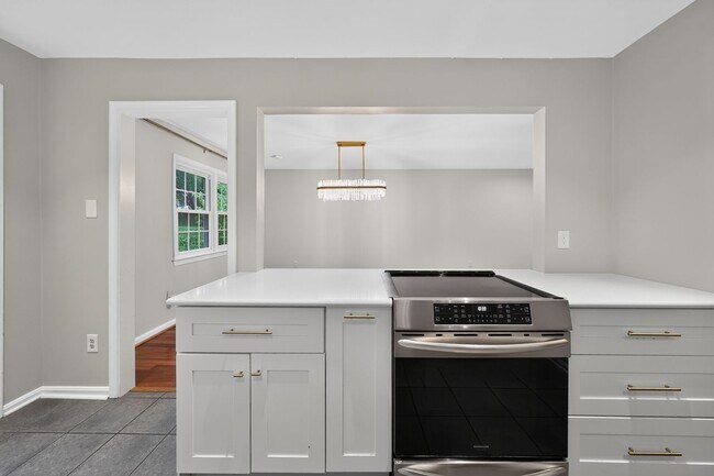 Building Photo - 3-level townhome in sought-after Sycamore Heights