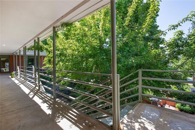 Building Photo - HIGHLY DESIRABLE West Pearl 2 Bed 1 Bath Top Floor Condo-Available August 5th!